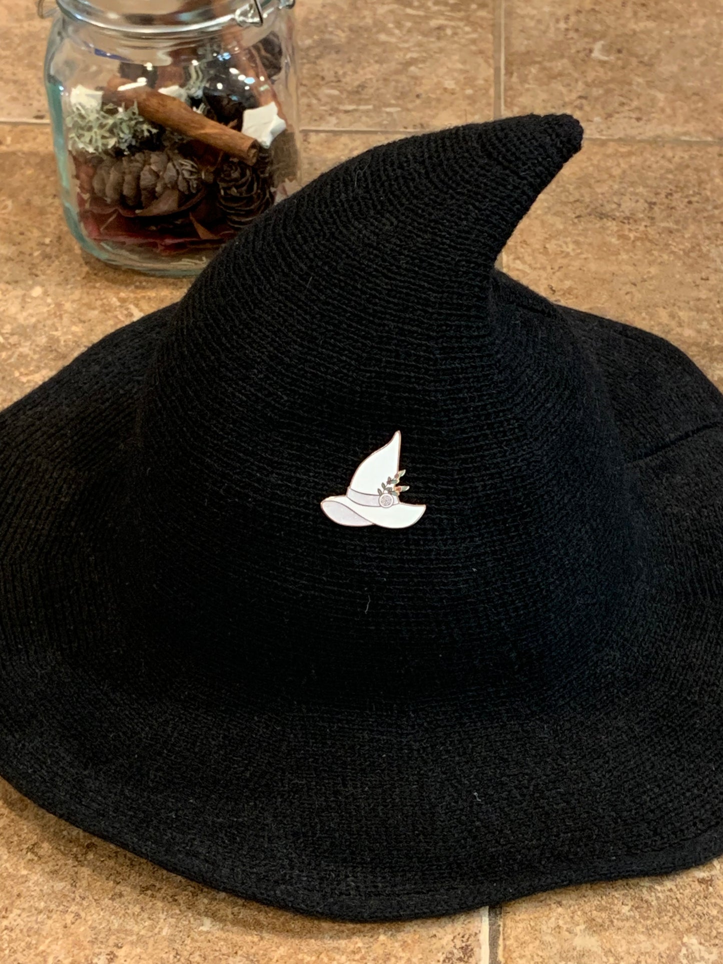 Winter Witch Hat Tac-pin